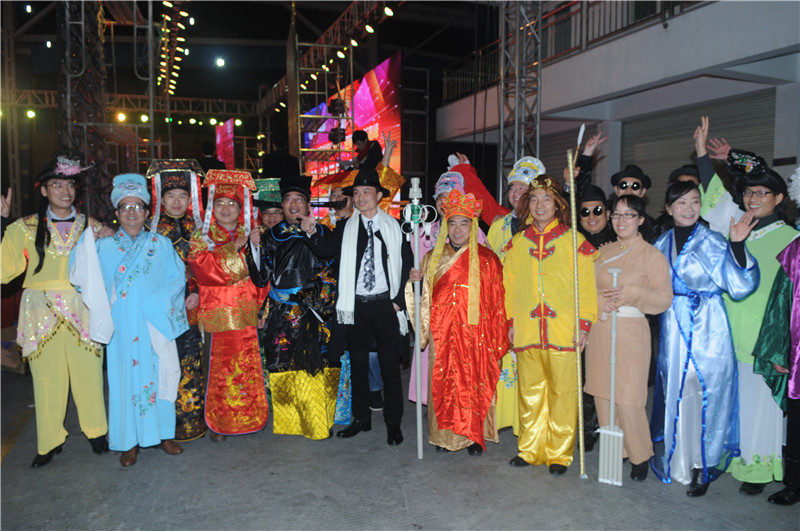 1453688858420359x55X.jpg 永高股份经营管理团队表演后合影.JPG